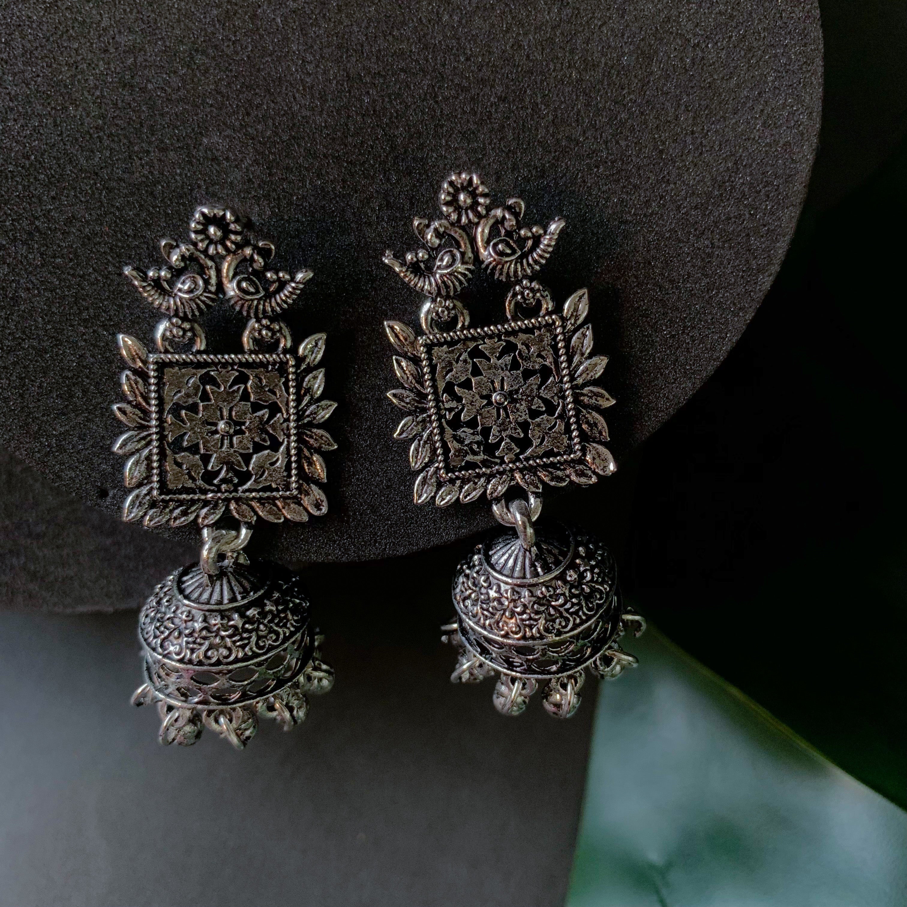 Maruni Gokani Karahana - Kamon Earrings - Silver outlet Crest